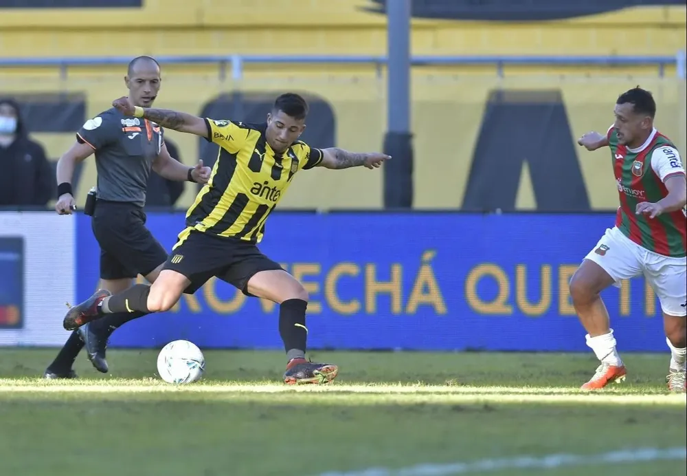 Cristian Olivero, un intento de remate bloqueado