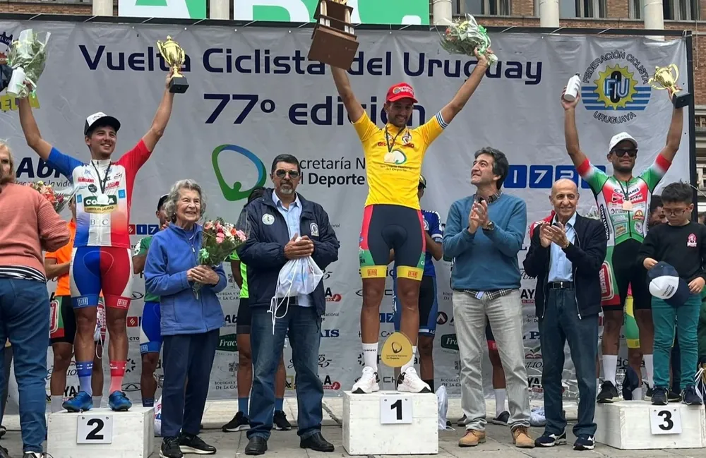 El podio ganador de la Vuelta Ciclista del Uruguay 2022: el primer lugar para Agustín Alonso, el segundo para Pablo Troncoso y el tercero para Fernando Méndez