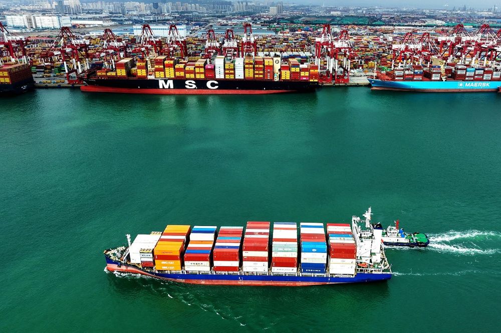 Barco contenedor en el puerto chino de Qingdao