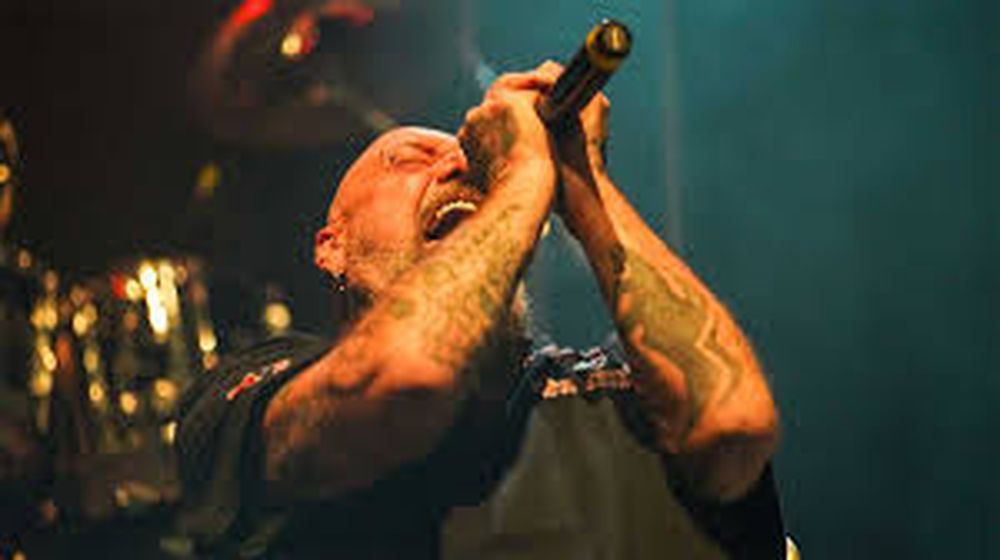 Una imagen de Paul DiAnno en pleno concierto