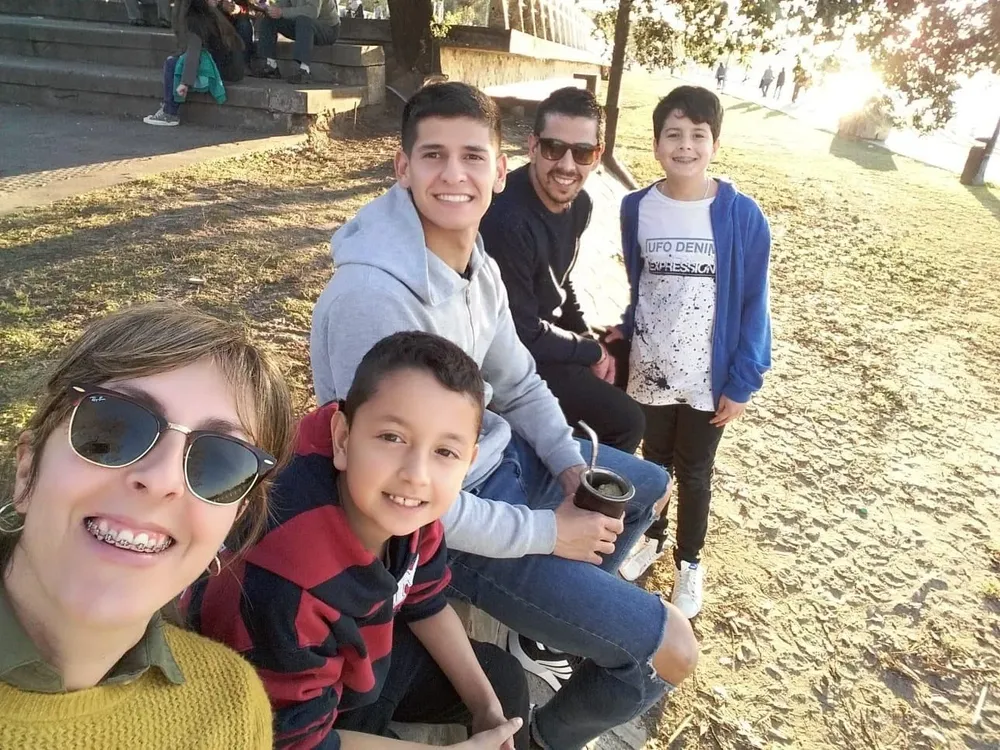 Barceló, con el mate en la mano, en una de las visitas de parte de su familia cuando estaba en Paraná.