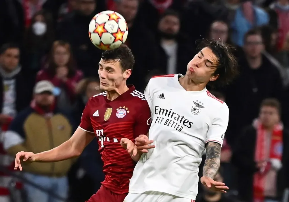 Darwin Núñez forcejeando con Benjamin Pavard