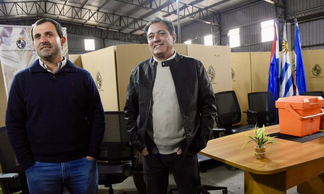 Los candidatos a alcalde de San Bautista junto a la urna que definirá su futuro