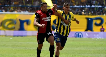 Armando Méndez jugando el clásico rosarino con la camiseta de Newells O]ld Boys