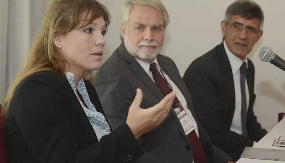 Maria del Pilar Pedrazzini (Hapoalim), Andrés Carriquiry (BROU) y Roberto Menéndez (Discount)