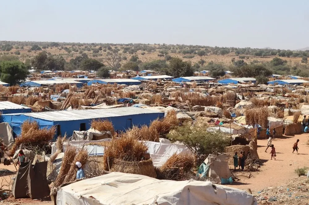 Cuando los refugiados cruzan la frontera y entran en Chad, se instalan en los ya hacinados campos administrados por oenegés o en construcciones improvisadas.