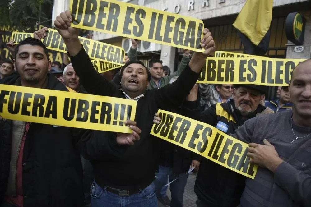 Taxistas protestan contra Uber, la multinacional de servicio de transporte, en Buenos Aires.