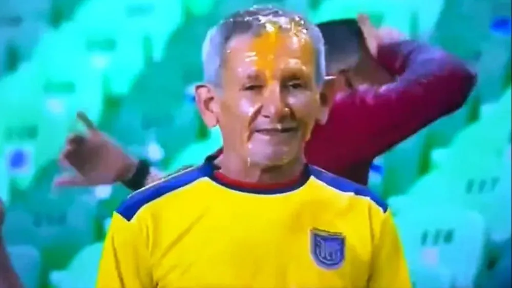 Hincha de Ecuador con el huevo reventado