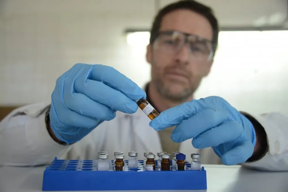 El laboratorio de Bromatología de la intendencia busca la presencia de microorganismos y bacterias para evitar que los alimentos lleguen a consumo