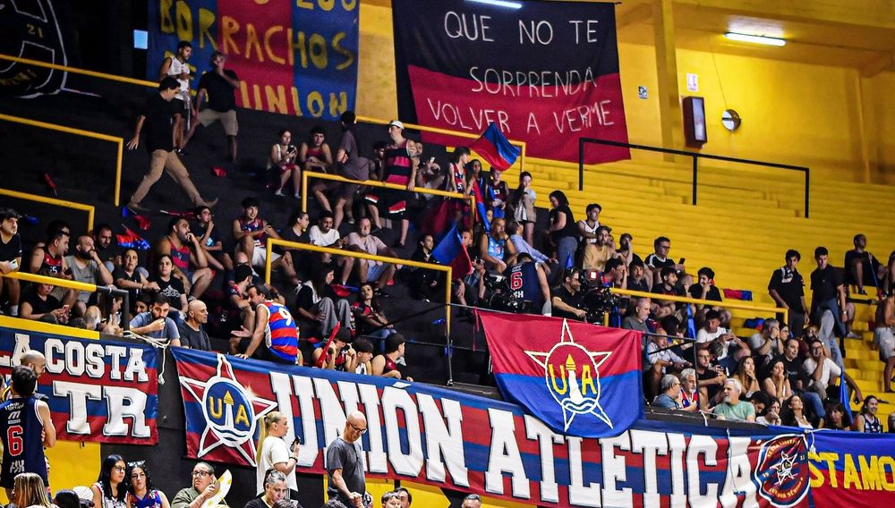 Hinchada de Unión Atlética en el clásico ante Malvín