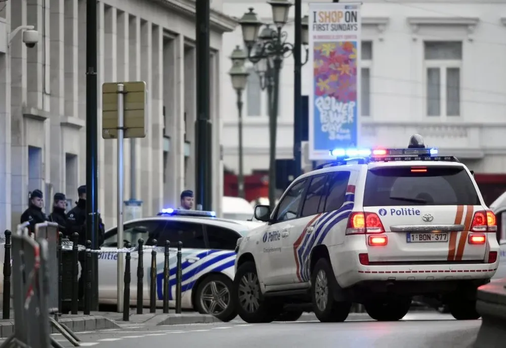 Vehículos policiales en la dependencia judicial donde declara Abdeslam.