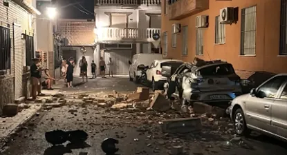 Coches afectados por el terremoto en Granada, producido en la madrugada de este sábado 15 de agosto.