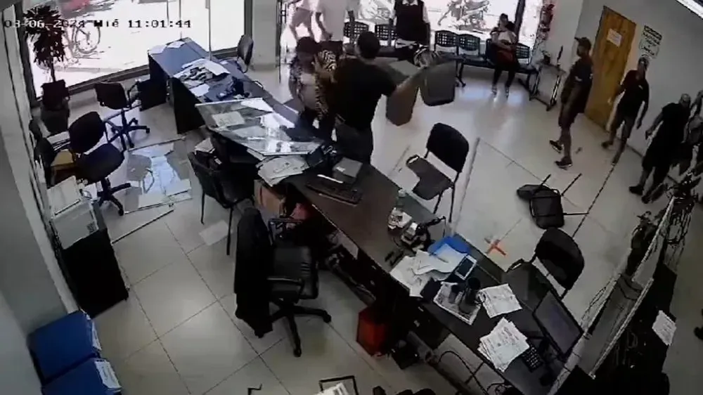 Misiones: causó destrozos una oficina de Energía porque no le instalaban el medidor de luz