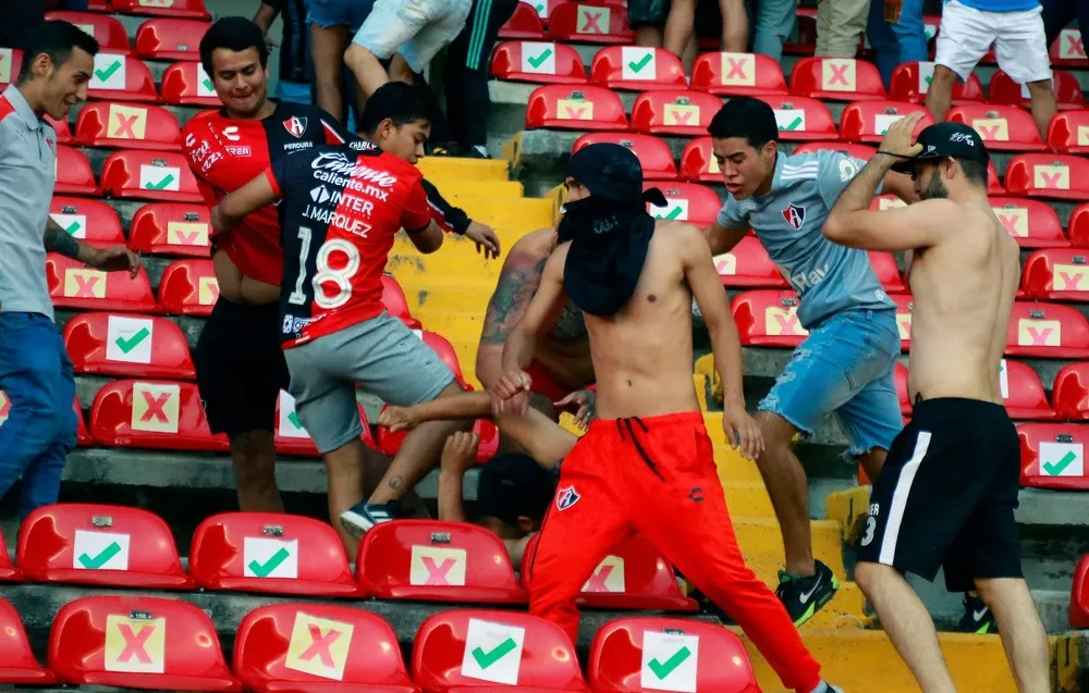 Hinchas de Atlas en plena batalla