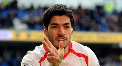 Luis Suárez cuando defendió a Liverpool de Inglaterra y celebrando uno de sus goles