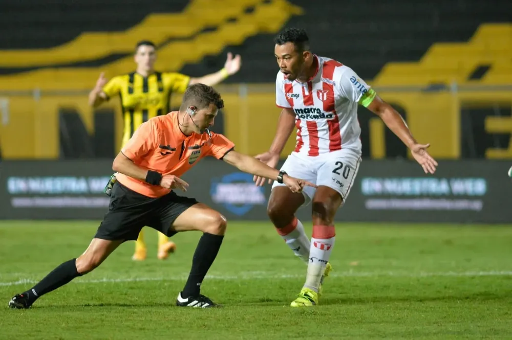 Andrés Cunha pita el penal para Peñarol ante River Plate y Sebastián Píriz le protesta