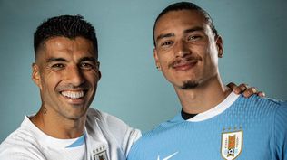 Luis Suárez y Darwin Núñez con la nueva camiseta de la selección de Uruguay para la Copa América 2024