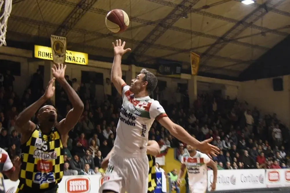 El más pequeño parece gigante: Federico Bavosi (Aguada) ante Dane Johnson (Larre Borges)
