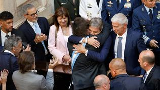 Milei abraza a Caputo el día de su asunción: con esta foto el presidente felicitó a su ministro en X