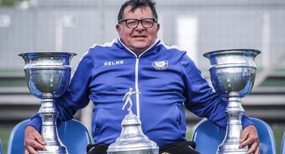 Ramón Silvera con las copas de Paysandú FC