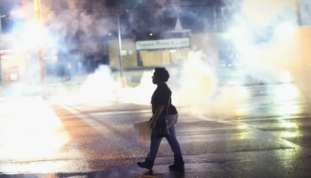 En las protestas la gente alza los brazos, como se supone que hizo Brown antes de morir.