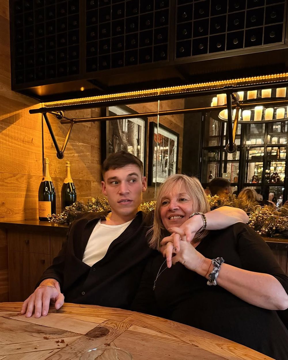 Manuel Ugarte junto a su madre en año nuevo