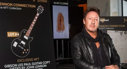 Julian Lennon junto a algunos de los objetos que se venderán como NFT