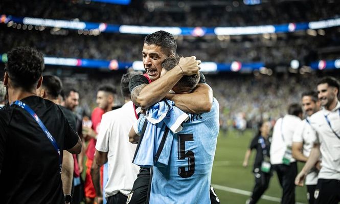 Luis Suárez abraza a Manuel Ugarte tras la victoria de la selección de Uruguay ante la selección de Brasil por penales en la Copa América 2024