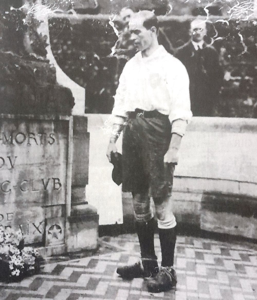 Alfredo Zibechi, el capitán de Nacional en la gira de 1925 por Europa, entrega una ofrenda floran en París por los fallecidos en la Primera Guerra Mundial Alfredo Zibechi, el capitán de Nacional en la gira de 1925 por Europa, entrega una ofrenda floran en París por los fallecidos en la Primera Guerra Mundial