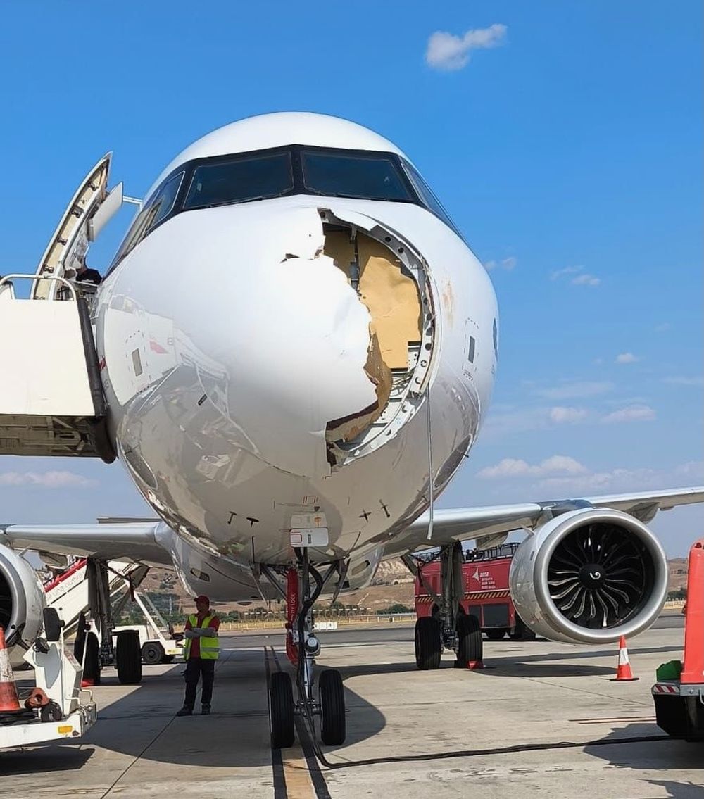 Así quedó el morro del avión de Iberia.