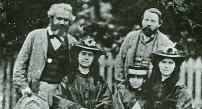 Eleanor, en el medio, junto a sus hermanas Jenny (izquierda) y Laura. Las acompañan su padre, Karl Marx, y su amigo, Federico Engels
