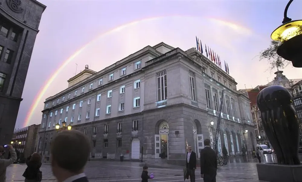 España- Un arco iris asoma esta tarde sobre el Teatro Campoamor de Oviedo