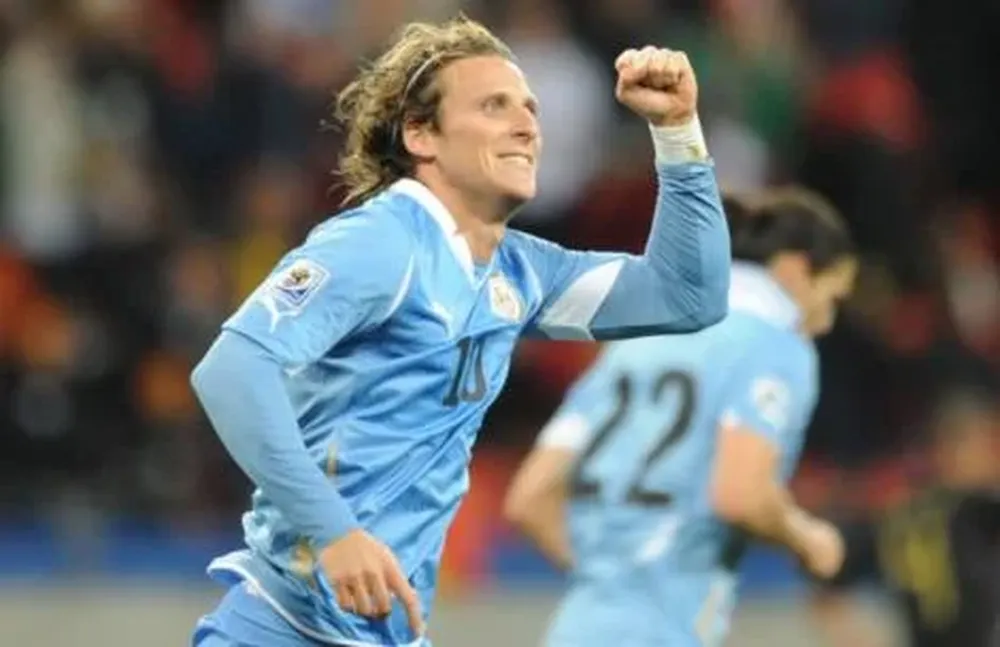 Forlán festejando un gol en Sudáfrica