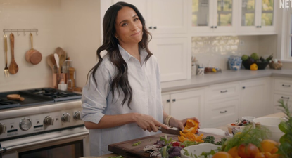 Meghan Markle cocinando en su nueva serie, With love, Meghan.