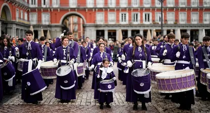 La tamborrada de Resurrección de manos de la Cofradia del Descendimiento de la Cruz y Lágrima de Nuestra Señora en la plaza Mayor de Madrid.