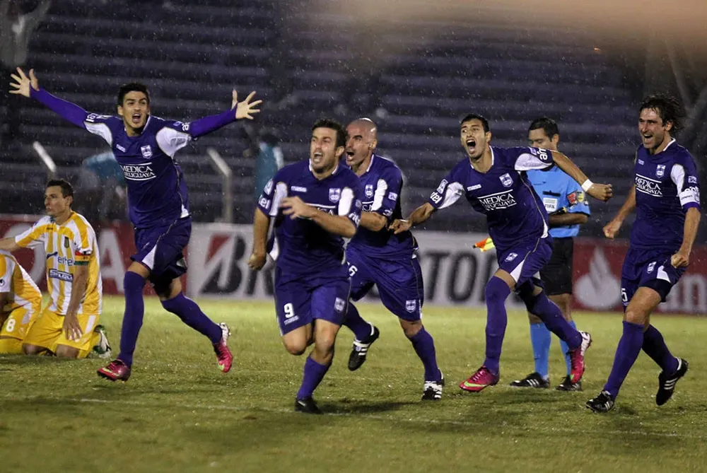 Defensor Sporting celebra tras superar a The Strongest en los octavos de la Libertadores 2014