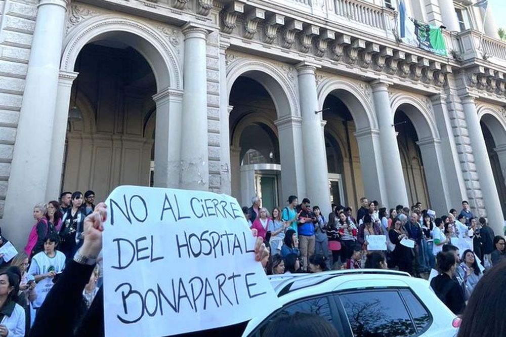 200 empleados fueron despedidos del Hospital Bonaparte.