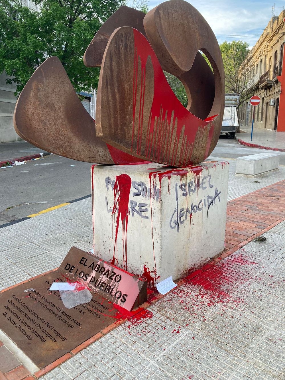 El monumento El abrazo de los pueblos fue vandalizado este miércoles