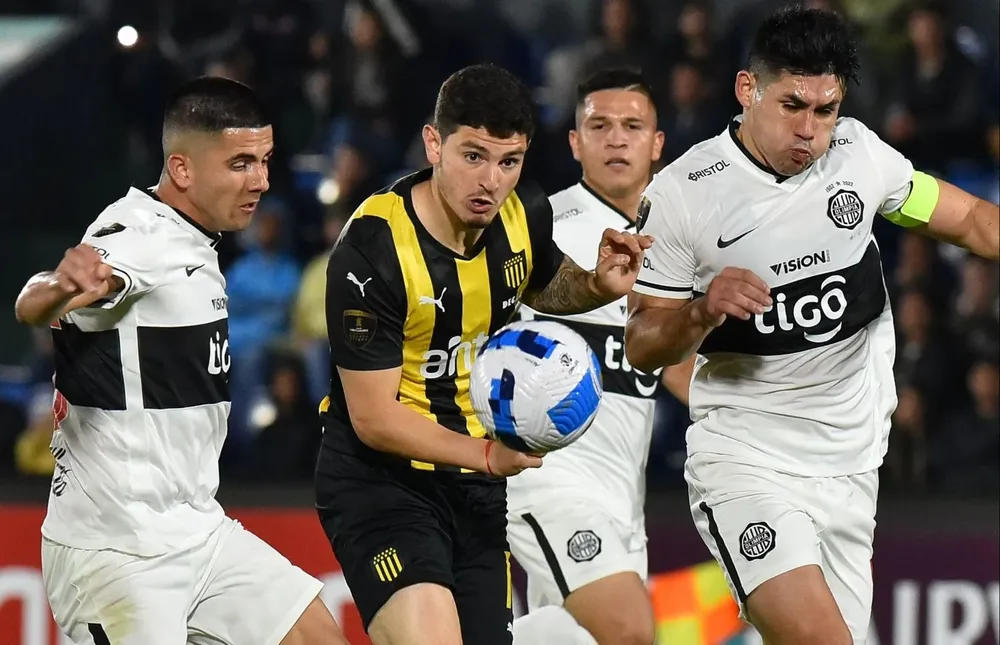 Álvarez Martínez, siempre rodeado de camisetas rivales