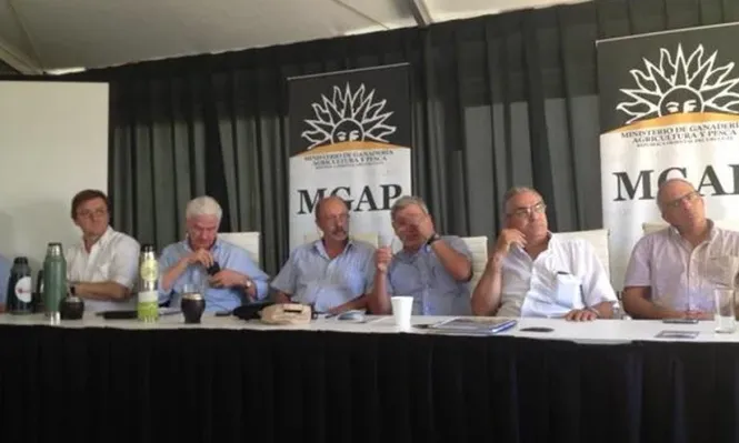 Mesa encabezada por el subsecretario de Agricultura, Enzo Benech, durante la reunión del gabinet agropecuario
