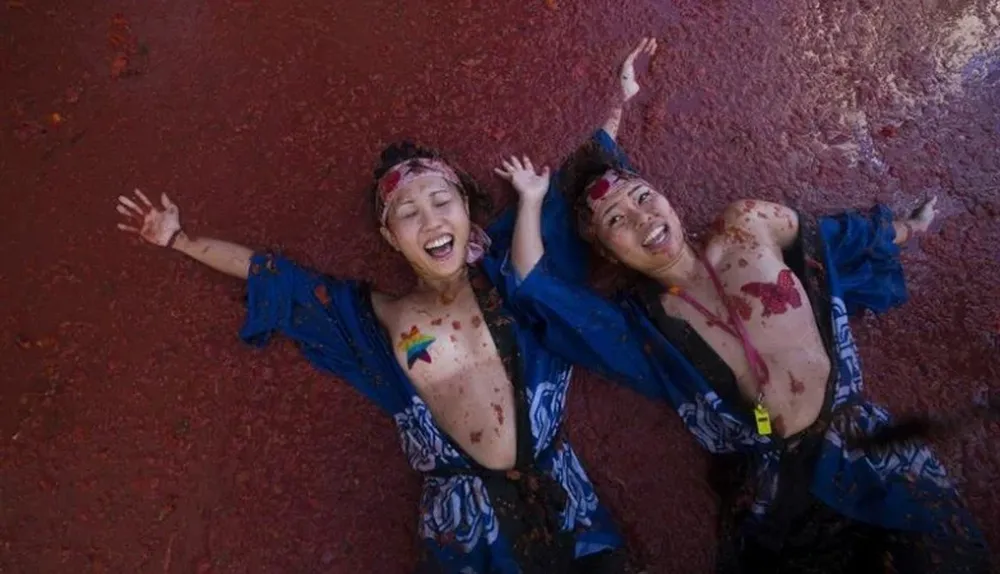 España. Niños participan de la típica fiesta española de la Tomatina