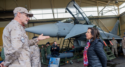 La ministra de Defensa, Margarita Robles, dialoga con un integrante del Ejército del AIre.