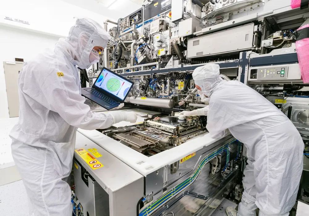 ASML es la mayor proveedora global de sistemas de fotolitografía para la industria de los semiconductores y microprocesadores.