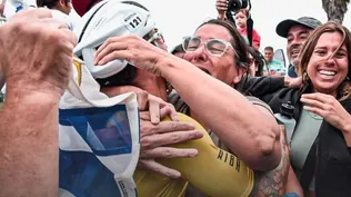 Juan Caorsi es saludado por su familia tras ganar la Vuelta Ciclista del Uruguay 2024