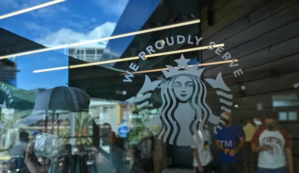 El logo de Starbucks en un supermercado de Caracas causa un malentendido