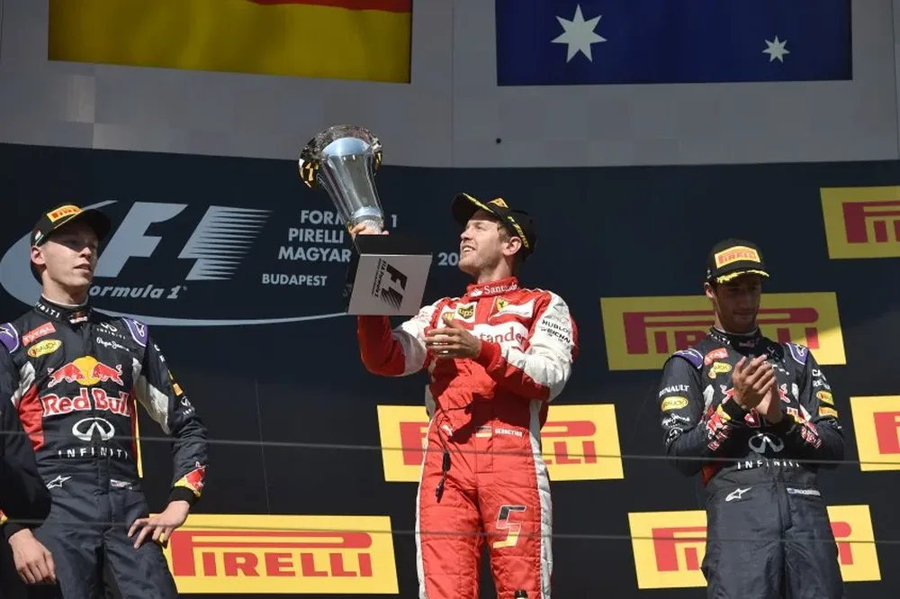 Sebastian Vettel en lo más alto del podio de Hungría