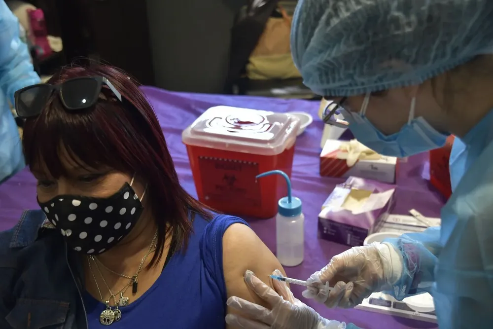 En Uruguay hay casi 2,5 millones de personas que se vacunaron con la pauta completa, es decir, dos dosis de Pfizer, Sinovac o Astrazeneca