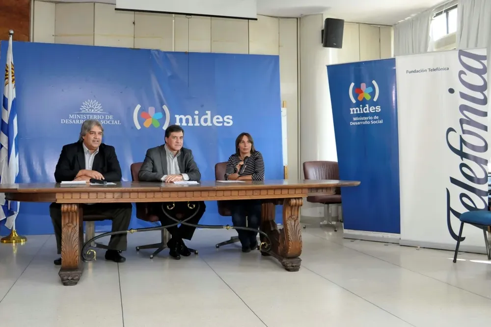 Subsecretario de Desarrollo Social (MIDES),Lauro Melendez, director de Fundación Telefónica, José Pedro Derrégibus y directora del Programa Uruguay Clasifica (MIDES) Viviana Basanta,
