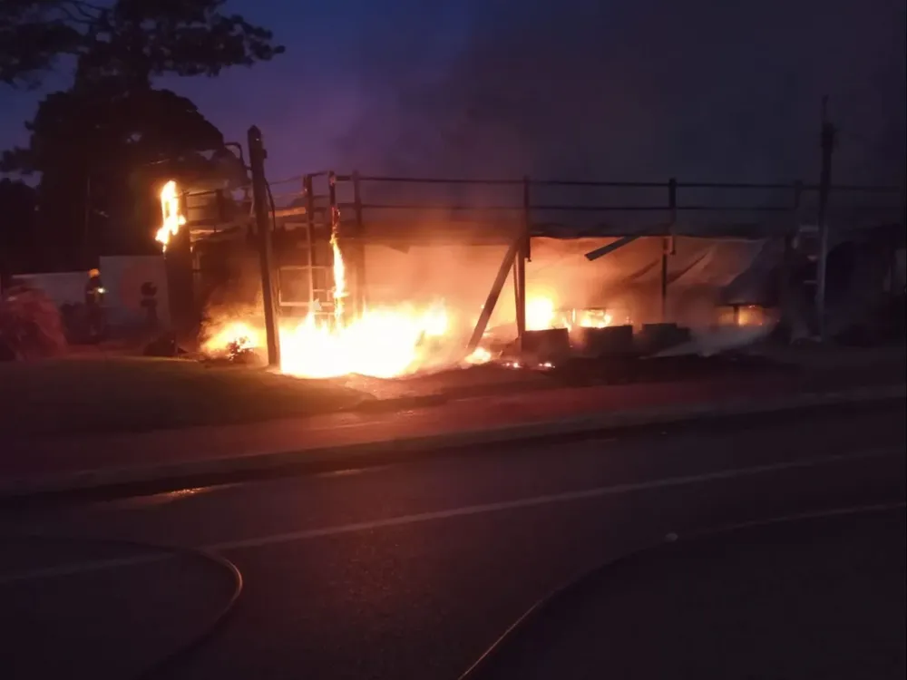 Así se incendió el local de frutas y verduras del centro de Maldonado