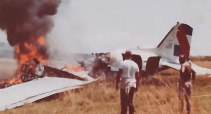 El avión cayó pocos minutos después de despegar en un campo de Artigas. Los vecinos del lugar fueron los primeros en acercarse pero la aeronave ya estaba en llamas.
